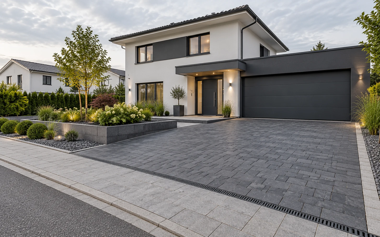 Hochwertige Pflasterfläche und Außenanlage an einem Wohnhaus